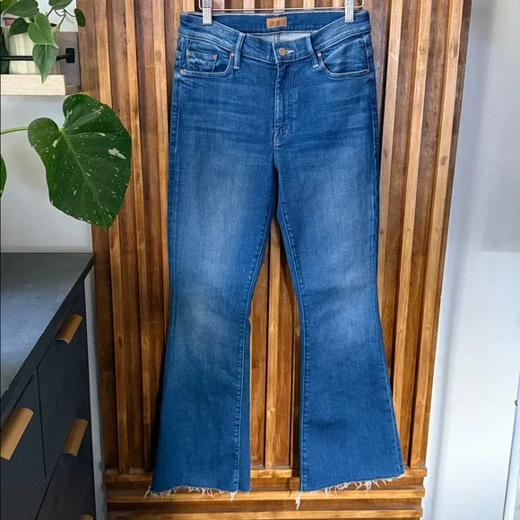 MOTHER The Weekender Fray Nip it in The Bud. Size 29x30
